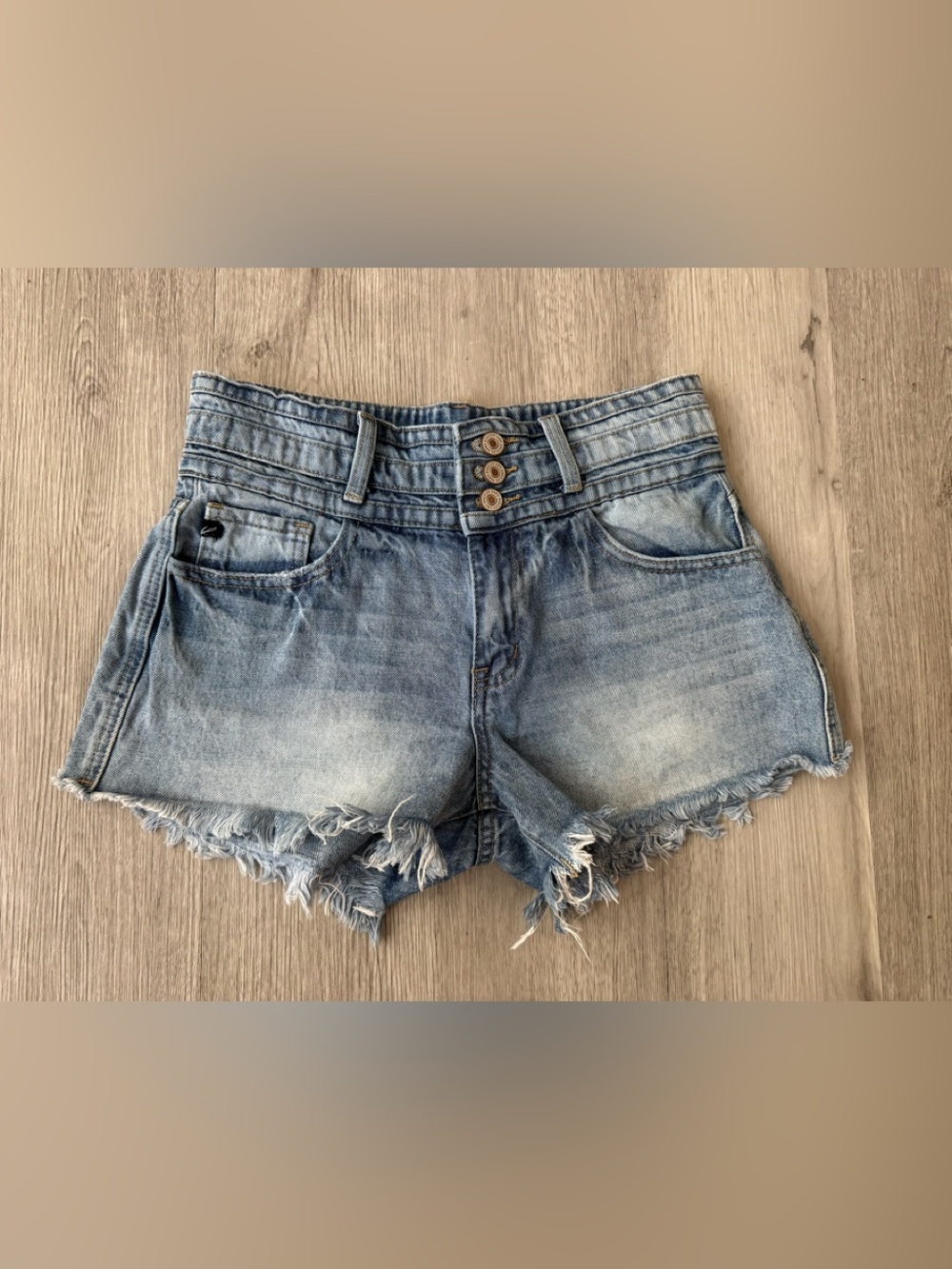 Kancan Women’s Medium Wash Blue Denim Frayed Hem High Waist 3 Button Shorts 5/26